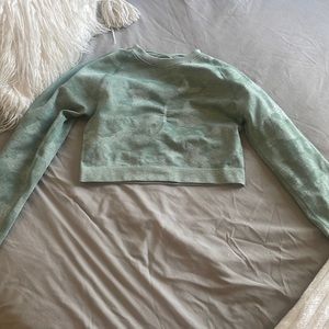 Super cute cropped long sleeve. Worn only once and in great condition!